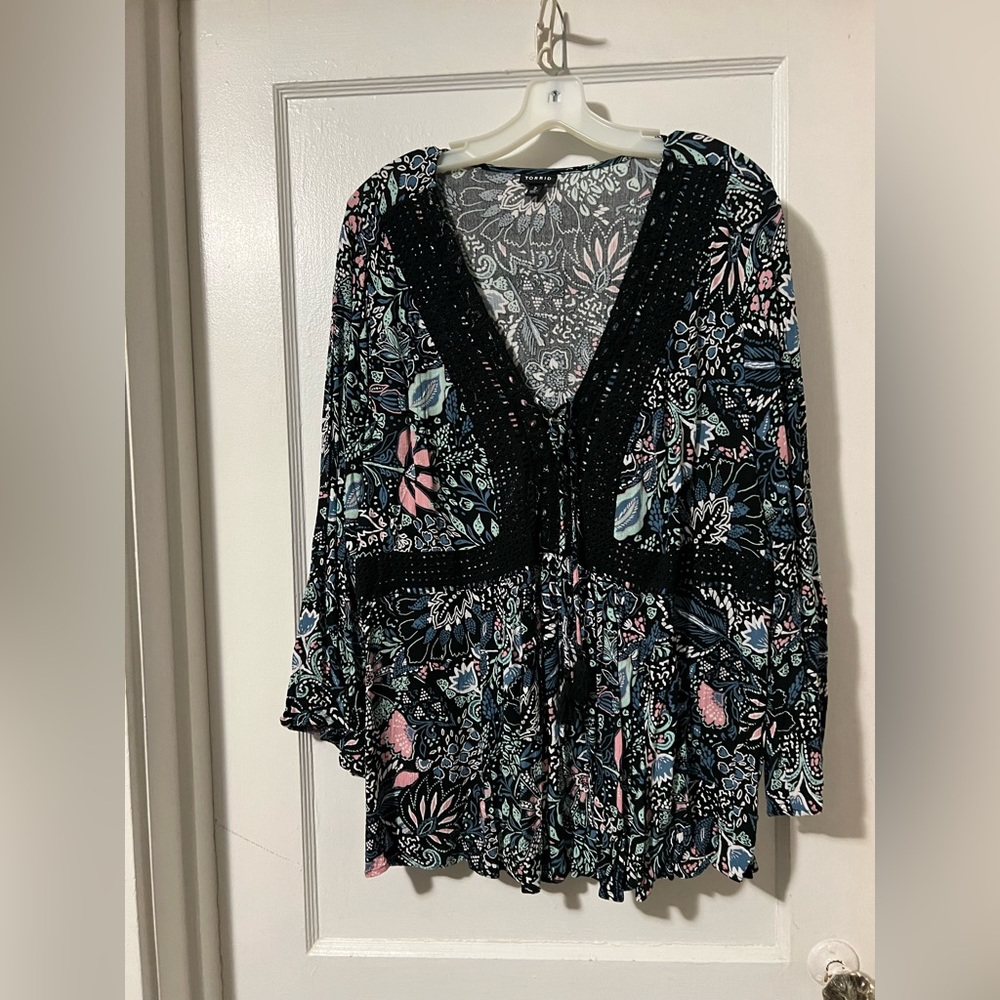 ⚡️5/$25⚡️Torrid V-neck crochet detailing flowered babydoll blouse